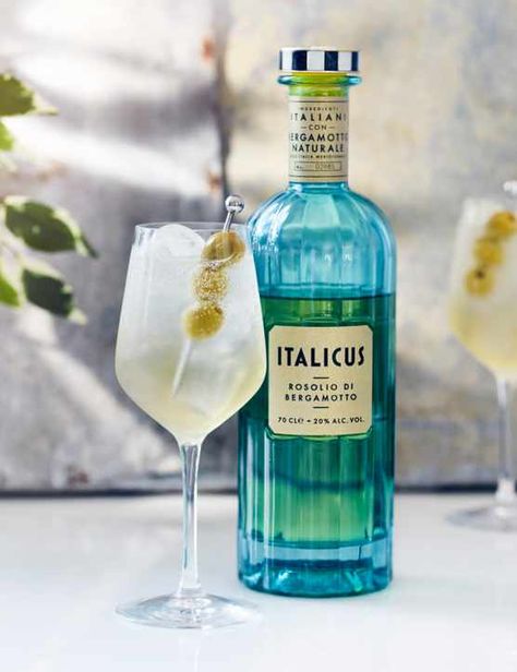 Italian Prosecco Cocktail Recipe With hints of lavender, rose and ripe citrus, this refreshing floral cocktail is a super easy summer party drink Aperitif Cocktails, Prosecco Cocktail Recipes, Summer Party Drink, Prosecco Drinks, Pear Cocktails, Christmas Gin, Spritz Recipe, Spritz Cocktail, Italian Cocktails