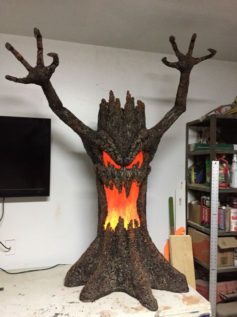 Haunted Tree, Scary Halloween Decorations Outdoor, Dekorasi Halloween, Scary Halloween Decorations Diy, Spooky Tree, Halloween Diy Outdoor, Halloween Outside, Casa Halloween, Halloween Props Diy