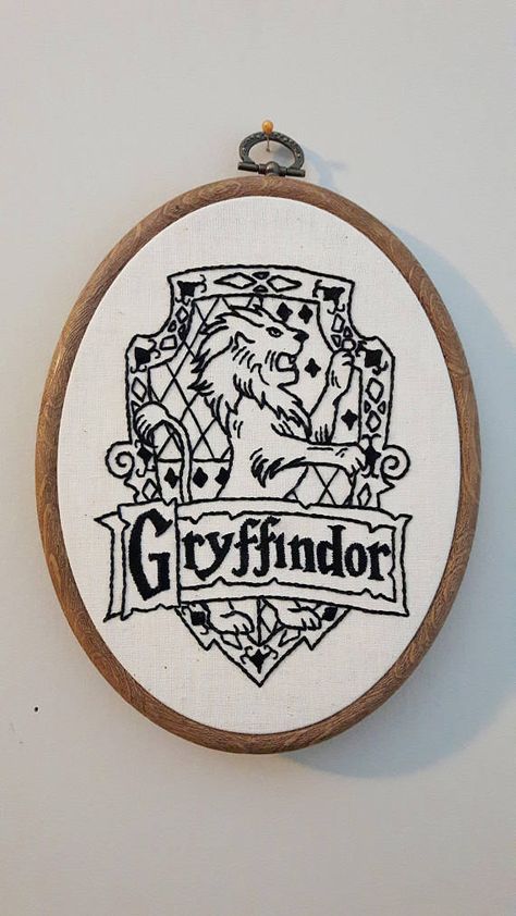 Hand embroidered wall art. Gryffindor crest. Harry Potter Harry Potter Embroidery, Harry Potter Quilt, Gryffindor Crest, Embroidered Wall Art, Nerdy Gifts, Harry Potter Crafts, Sewing Embroidery Designs, Hand Embroidery Art, Geek Gifts