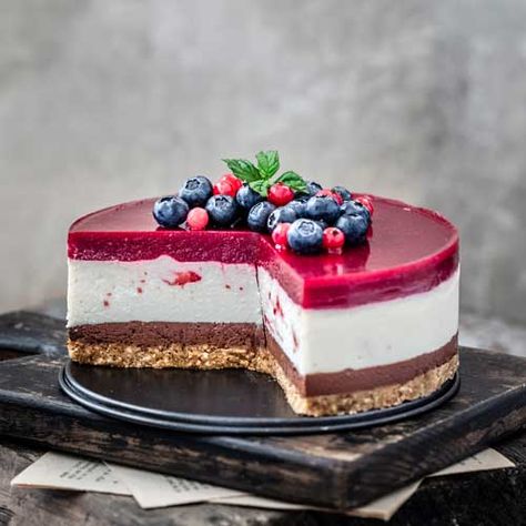 Creative Cheesecake, Chocolate Cherry Cheesecake, Deserturi Raw Vegan, Cherry Topping, Vegan Gluten Free Desserts, Pan Sin Gluten, Raw Cake, Coconut Chocolate, Dried Raspberries