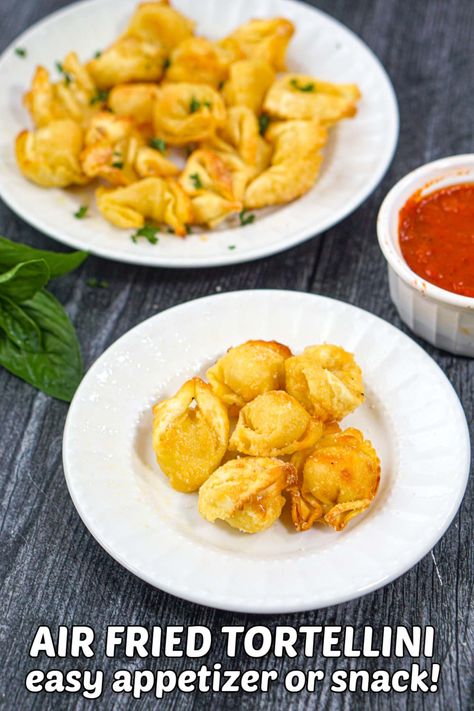 white plates with air fryer tortellini and dipping sauce and text Tortellini Recipes, Quick And Easy Appetizers, Air Fryer Healthy, Air Fryer Dinner Recipes, Air Fryer Recipes Healthy, Quick Snacks, Fun Snacks, Tortellini, Appetizers Easy