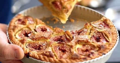 A la crème d'amandes et aux figues, cette tarte est savoureuse servie au moment du dessert, tiède ou à température ambiante. Vous pouvez utiliser une pâte sablée toute faite pour gagner du temps, ou la faire maison pour un résultat encore meilleur ! Fig Dessert, Gluten Desserts, Fig Recipes, Oreo Brownies, Summer Dessert Recipes, Oreo Dessert, Pastry Desserts, Oreo Cheesecake, No Cook Desserts