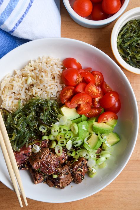 How To Make Seared Steak Poké Bowls #steak #beef #poke #bowlfood Seared Salmon Recipes, Poke Bowl Recipe, Plats Healthy, Poke Bowls, Raw Fish, Seared Steak, Pan Seared Salmon, Healthy Bowls, Poke Bowl