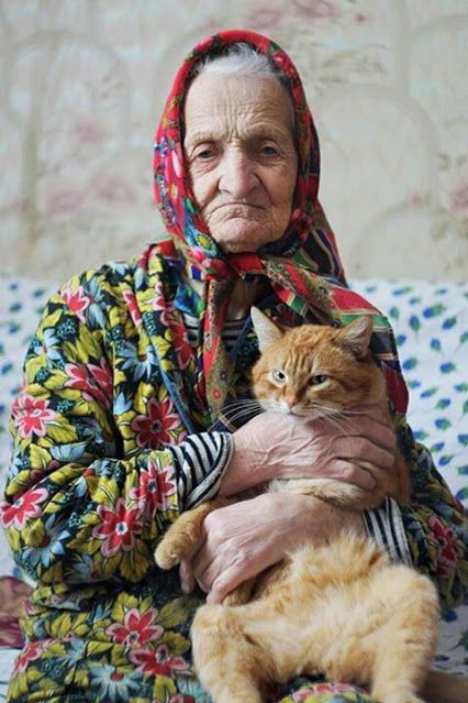 Old Woman, Cat People, People Of The World, Vintage Cat, Cats Meow, Crazy Cat Lady, Animals Friends, Crazy Cats, Cat Lady