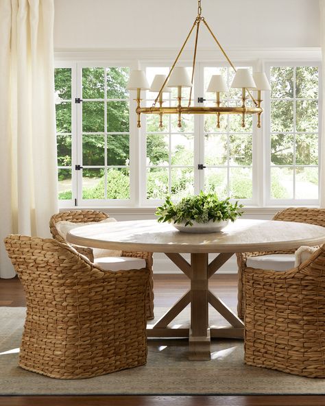 Round Dinning Room Table Decor, Lake House Furniture, Breakfast Rooms, Coastal Dining Room, Farmhouse Tables, Coastal Dining, Morning Room, Round Tables, Air Bnb