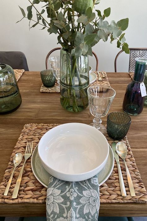 Table Runner For Small Round Table, Tables Settings Ideas, Kitchen Table Set Up, Dining Table Placemats Ideas, Dining Table Set Up, Mesa Aesthetic, Table Placemats Ideas, Dinner Table Aesthetic, Table With Placemats