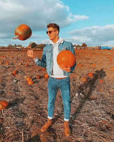 Apple Orchard Outfit Fall Men, Men Pumpkin Patch Outfit, Fall Senior Pictures Guys, Mens Pumpkin Patch Outfit, Pumpkin Patch Outfit Men, Autumn Men Outfit, Autumn Outfits For Men, Outfit Hombres, Fall Picture Outfits