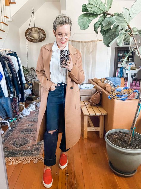 10 Foolproof Shoes To Wear With Straight-Leg Jeans - The Mom Edit Edgy Boots, Jeans Heels Outfit, Dressy Jeans, Straight Leg Jeans Outfits, Mom Edit, Houndstooth Coat, Winter Jeans, Dad Jeans, Straight Leg Denim