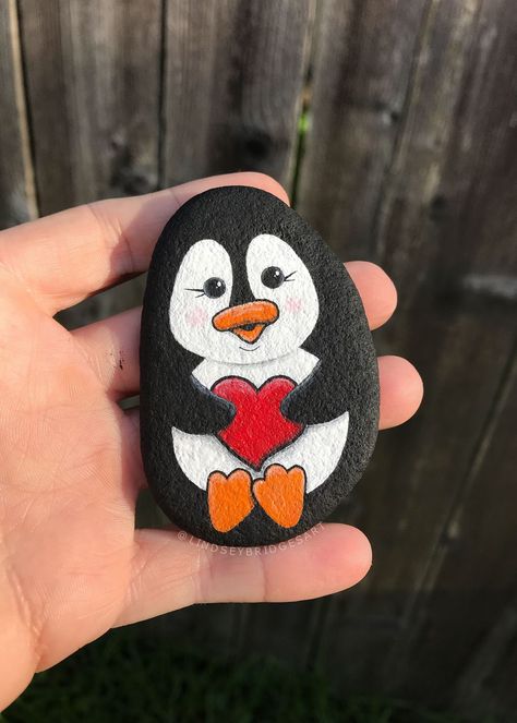 Pinguin Rock Kunst, Painted Rock Animals, Art Pierre, Painted Rocks Craft, Painted Rocks Diy, Rock Painting Ideas Easy, Rock Painting Patterns, Airbrush Art, Paint Rock