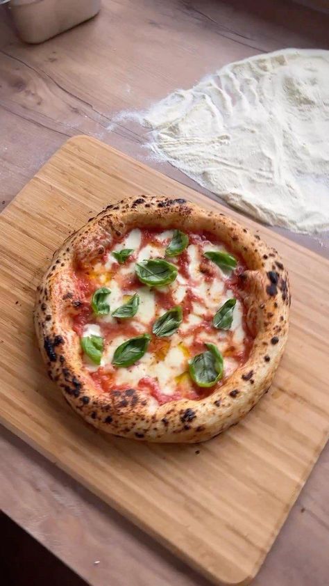 Italian Food Pizza, Pizza Napoletana Aesthetic, Pizza Margherita Aesthetic, Italian Pizza Aesthetic, Napoletana Pizza, Making Pizza At Home, Pizza Photography, Aesthetic Pizza, Impasto Pizza