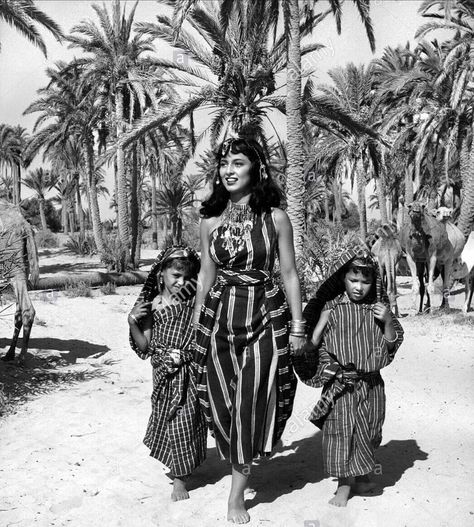 1,558 Likes, 26 Comments - Vintage Libya (@vintagelibya) on Instagram: “Italian actress Anna-Maria Sandri & two Libyan girls wearing traditional attire & jewellery on the…” Libyan Aesthetic, Libyan Clothing, Normal Fashion, Package Branding, Italian Actress, Historical Art, Traditional Attire, Libya, African Culture