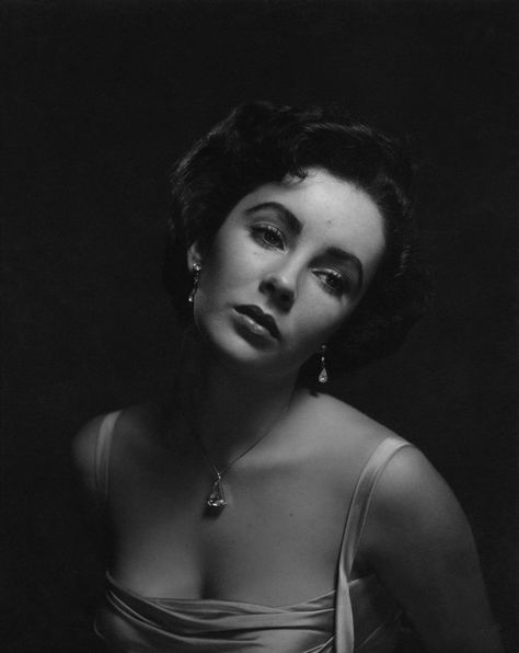 elizabeth-taylor-time-life-magazine-philippe-halsman-01 Elizabeth Taylor Eyes, Kylie Jenner Fotos, Philippe Halsman, Gena Rowlands, Yvonne De Carlo, Actrices Hollywood, Catherine Deneuve, Poses References, Sophia Loren