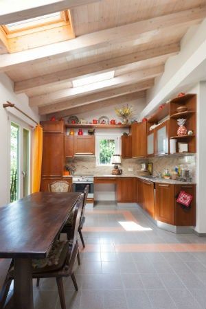 Exposed Ceiling Beams 101: How to Find (or Fake) Them in Your Own Home - Bob Vila Luxury False Ceiling Designs, Beam In Kitchen, Exposed Ceiling Beams, Best False Ceiling Designs, Faux Ceiling Beams, Modern Rustic Kitchen, Exposed Ceiling, Kitchen Soffit, Exposed Beams Ceiling