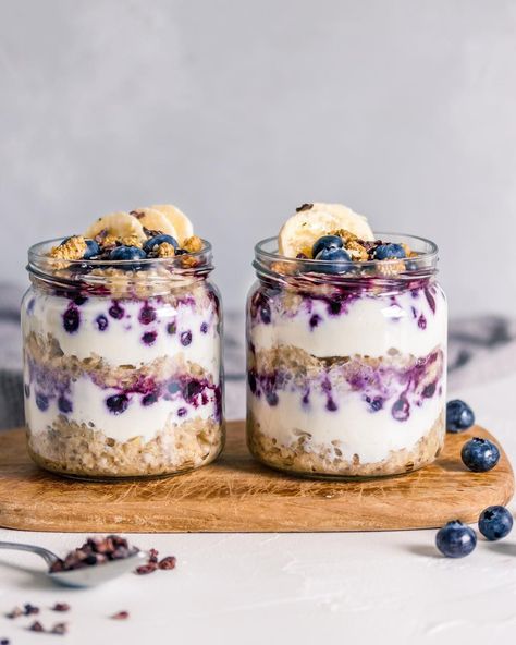 Warm oatmeal with cold yogurt via @aspoonfulofhealthde • • • To make this jar simply soak fine oats (＋ 1/2 grated apple, 1 tbs chia seeds,… Overnight Oats Food Photography, Weetabix Breakfast, Food Aesthetics, Fruit Cups, No Cook Desserts, Nutrition Education, Vegan Treats, Detox Recipes, Holiday Cooking