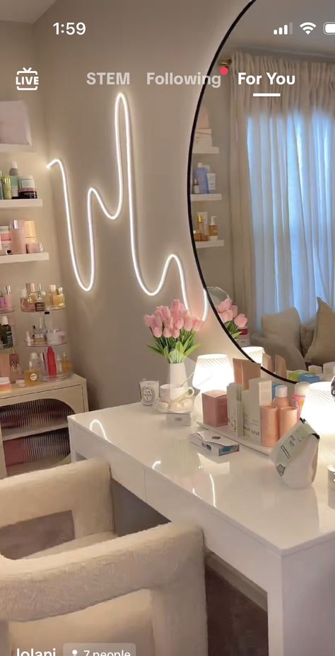 Beauty Room Asthetics, Makeup Area In Bedroom Small Spaces, Vanity With Window, Make Up Room Ideas Decor, Adult Apartment Decor, Accessories For Bedroom, Elegant Room Decor, Clean Room Aesthetic, Deco Studio