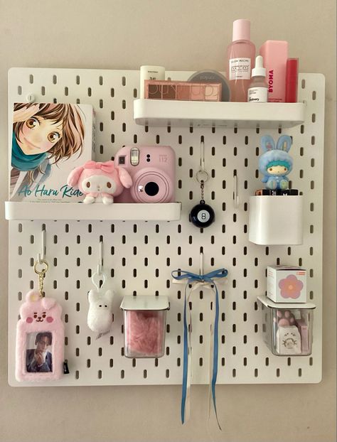 Peg Board Bedroom Ideas, Pegboard In Bedroom, Pegboard Desk Ideas, Ikea Pinboard Ideas, Cute Wall Ideas For Bedrooms, Wall Shelves Bedroom Aesthetic, Cute Bulletin Boards For Office, Desk Setup Pegboard, Anime Pegboard