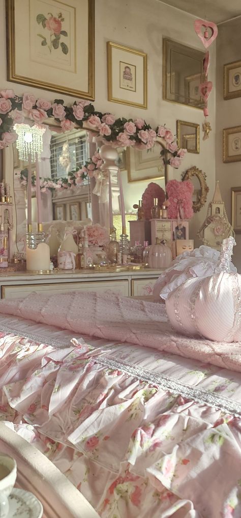 Vintage Flower Room Decor, Coqqette Bedroom, Boho Girly Room, Pink Flower Room Aesthetic, Pink Pastel Room Aesthetic, Room Aethstetic, Pink Victorian Room, Princess Core Room, Pink And Green Aesthetic Bedroom