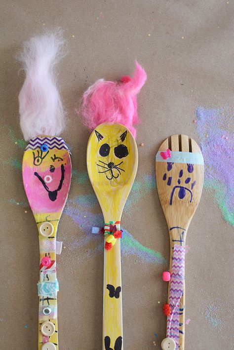 How cute are these wooden spoon puppets? This is a great art project for kids! Spoons | Kitchenawre | silverspoon | Fork #Spoons #Kitchenawre #silverspoon #Fork #Biodegradable Spoon Puppets, Wooden Spoon Puppets, Meri Cherry, Easy Decorations, Wooden Spoon Crafts, Spoon Craft, Halloween Art Projects, Puppets For Kids, Spoon Crafts