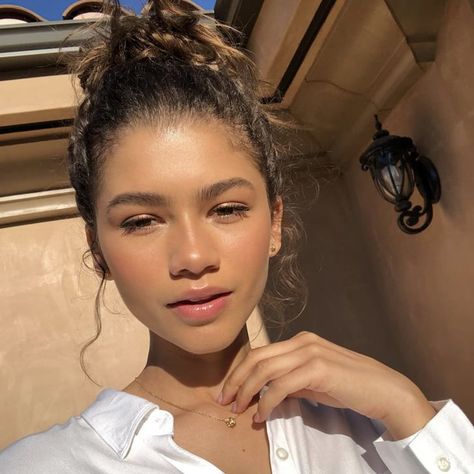 Celebrities Using Instagram Zendaya Eyebrows, Zendaya Makeup, Mode Zendaya, Estilo Zendaya, Zendaya Hair, Trevor Jackson, Robert Sheehan, Zendaya Style, Zendaya Coleman