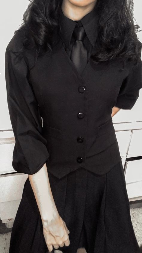 Dark academia 
Roupa colegial 
Women in suit 
K-pop 
Roupa social 
All black 
Colete 
Gravata 
Saia preta 
Black tie All Black Formal, All Black Formal Outfits, Core Clothes, Hot Suit, Dark Academia Style, Woman In Suit, Academia Style, Eid Outfits, Dark Academia Fashion