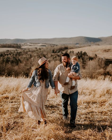 Family photo ideas, family photographer, family pictures, family picture inspo. Family Photos With Baby, Family Photoshoot Poses, Family Photo Ideas, Fall Family Portraits, Fall Family Photo Outfits, Family Portrait Poses, Outdoor Family Photos, Family Picture Poses, Photography Poses Family