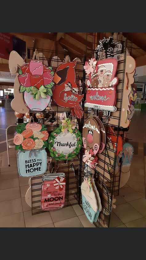 Door Hanger Booth Displays, Round Sign Craft Show Display, 2023 Craft Fair Ideas, Door Hanger Booth Set Up, Cute Craft Booth Set Up, How To Display Door Hangers At Craft Show, Door Hanger Vendor Booth Display, Craft Shop Display Ideas, Craft Show Booth Display Ideas For Door Hangers