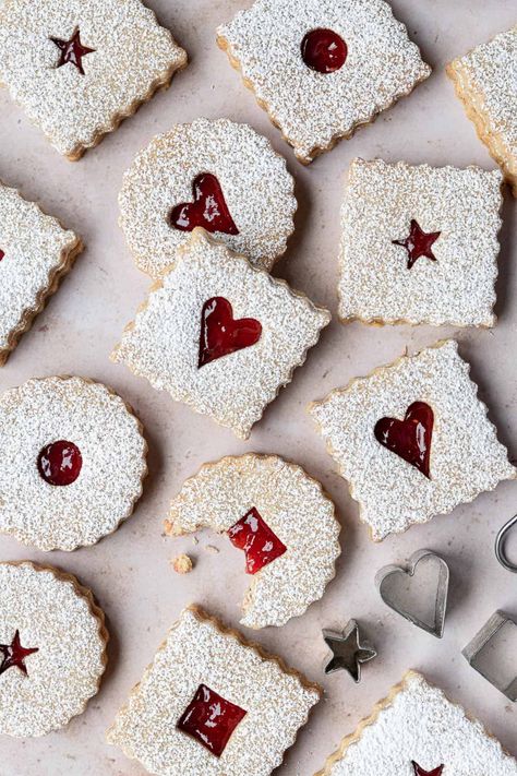 Vegan Holiday Cookies, Linzer Cookie, Easy Vegan Cookies, Linzer Cookies Recipe, Eggless Cookie Recipes, Jam Sandwich, Sandwich Biscuits, Vegan Nutella, Linzer Cookies