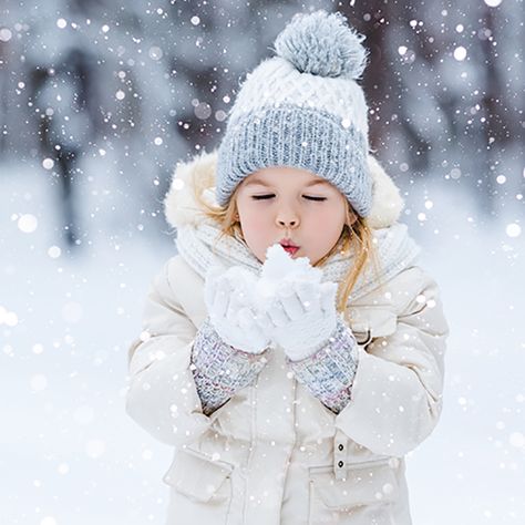 Snow Family Pictures, Outdoor Senior Photography, Winter Family Photoshoot, Snow Photoshoot, Mommy And Me Photo Shoot, Warm Hats, Kids Winter Outfits, Winter Portraits, Baby Art Projects