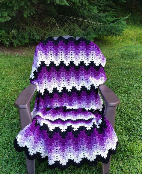 Breaking Amish Afghan Pattern Free, Amish Crochet Patterns Free, Purple Afghans To Crochet, Ripple Crochet Blanket, Cozy Crochet Blanket, Crochet Ripple Afghan Pattern, Modern Haken, Ripple Crochet, Crochet Ripple Afghan