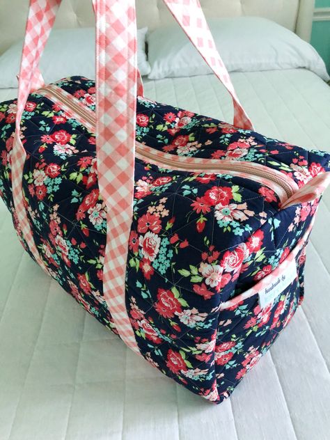 Diy Quilted Duffle Bag, Duffle Bag Sewing Pattern Free, Quilted Duffle Bag Pattern Free, Diy Duffle Bag Pattern Free, Overnight Bag Pattern, Duffle Bag Tutorial, Byannie Bags, Diy Quilted Bag, Diy Duffle Bag