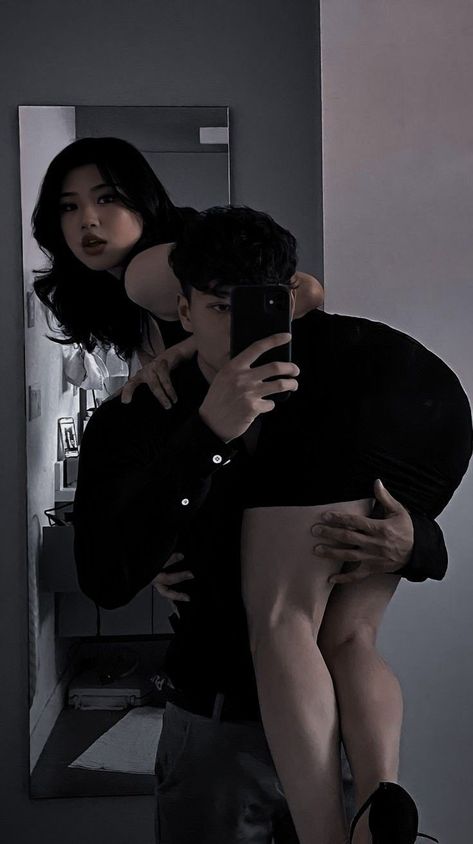 Tall Boyfriend Short Girlfriend, Ja I Ty, Taller Girlfriend, Short Girlfriend, Tall Boyfriend, Couple Poses Reference, Hot Poses, Cute Relationship Photos, Couple Picture Poses