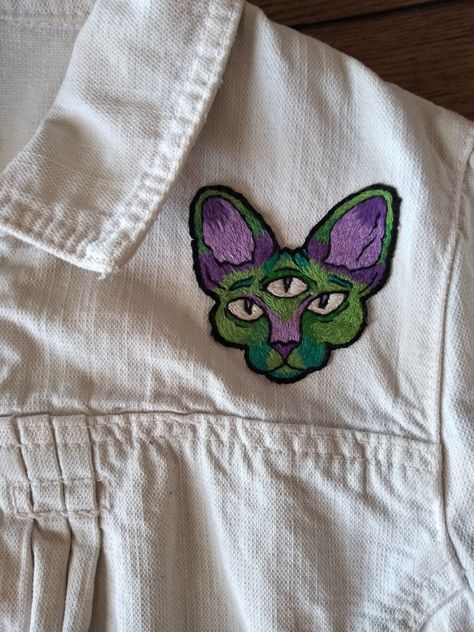 Sewn On Patches, Embroidery Patches Diy, Jacket Embroidery, Hand Made Patches, Embroidery Hole Patch, Handmade Patches Embroidery, Funky Embroidery, Patches Cat, Embroidery Jeans Diy