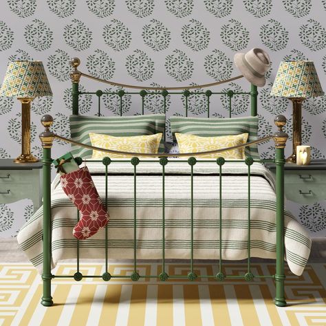 Green Metal Bed, Green And Gold Bedroom Ideas, Green And Gold Bedroom, Gold Bedroom Ideas, Lux Hotel, Brass Bed, Fresh Color Palette, Gold Bedroom, Relaxing Bedroom