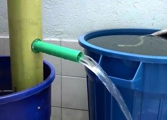 How to build a Manual Hand Operated Water Pump at Home with PVC’s Shtf Prepping, Hippie House, Building A Garage, Pvc Projects, Pvc Tube, Battery Bank, Emergency Power, Tiny Cabin, Building Permits