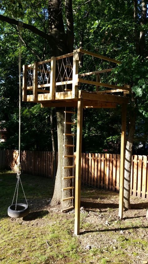 Tree House One Tree, Tree House On A Budget, Climbing Frame Ideas, Simple Tree Fort Easy Diy, Tree House From Pallets, Easy Tree House Ideas, Tree House Out Of Pallets, Pallet Wood Tree House, Tree House Jungle Gym