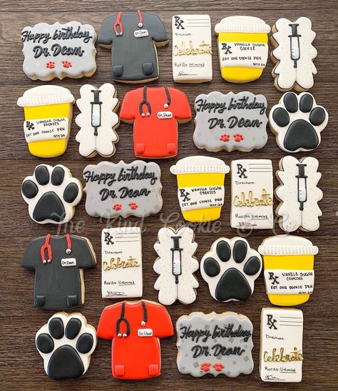 Animal Themed Food, College Graduation Party Decorations, Vet Tech School, Vet School, Cookie Business, Graduation Cookies, Employee Appreciation Gifts, Pretty Cookies, Dog Cookies