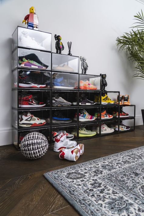 Trainer Storage Ideas, Sneaker Wall Bedroom, Sneaker Display Bedroom, Sneaker Storage Ideas, Sneaker Crates, Hypebeast Room Ideas, Sneakers Storage, Hypebeast Bedroom, Sneaker Room