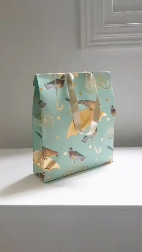 Pin on Gift Bag Ideas Pretty Gift Wrapping Ideas, Hadiah Diy, Kraf Kertas, Gift Wrapping Techniques, Creative Gift Wraps, Gift Bags Diy, Kartu Valentine, Gift Wrapping Inspiration, Bag Craft