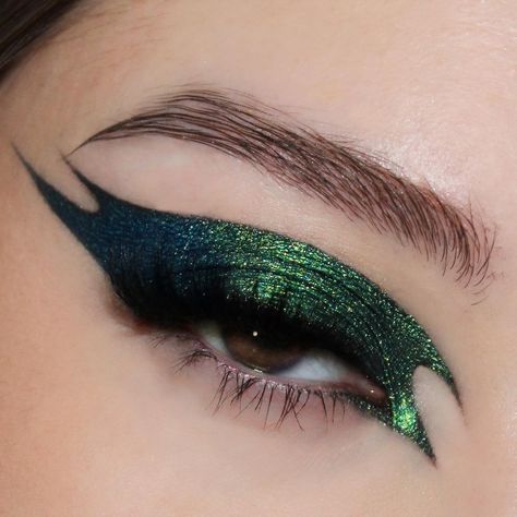 Duochrome Eyeshadow Looks, Jade Eyeshadow, Celestial Makeup, Dark Green Eyes, Duochrome Eyeshadow, Other Worldly, Green Eyeliner, Green Smokey Eye, Cat Eye Makeup