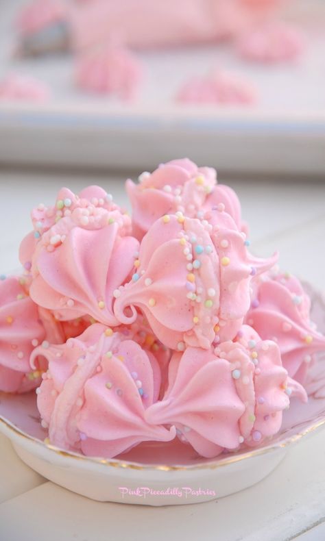 Pink Piccadilly Pastries: Pink Vanilla Meringues with Cotton Candy Whipped C... Baked Meringue, Pink Sweets, Pink Desserts, Meringue Recipe, Pink Vanilla, Meringue Cookies, Pink Foods, Valentines Food, Julia Child