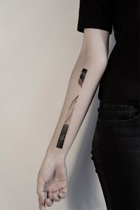 Gradient black and grey line tattoo on the right forearm Mass Effect Tattoo, Cyberpunk Tattoo, Tatoo Inspiration, Forearm Band Tattoos, C Tattoo, Cool Arm Tattoos, Tattoo Portfolio, Tattoo Project, Memorial Tattoos