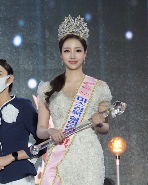 Miss International Korea 2022 is Kim Su-jin Miss Korea 2022, Queen Of The South, Modern Dresses, Miss Korea, Miss Usa, Gala Dinner, Miss World, Confident Woman, Modern Dress