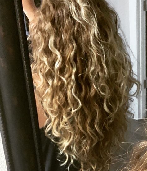 Mila Mikhailov, Hairstyles For All Hair Types, Highlight Ideas, Highlights Curly Hair, Vacation Hairstyles, Blonde Curly Hair, Vlasové Trendy, Blonde Hair Inspiration, Hair Stylies