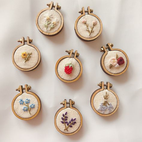 #embroidery #embroideryart #minihoops #hoopembroidery Tiny Embroidery Hoop, Cute Tiny Embroidery Ideas, Cute Mini Embroidery, Mini Embroidery Hoop Keychain, Embroidery Keychain Patterns, Mini Embroidery Hoop Ideas, Tiny Embroidery Ideas, Mini Embroidery Patterns, Embroidery Keyring