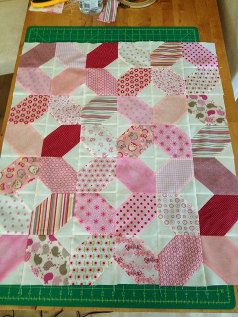 Hugs And Kisses Quilt, Kisses Quilt Pattern, Quilt Easy, Modern Quilt Blocks, Baby Quilt Pattern, Baby Quilt Patterns, Easy Quilt, Easy Quilt Patterns, Quilt Baby