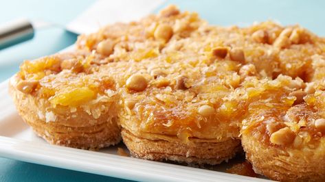 Pillsbury™ Grands!™ Flaky Layers refrigerated Sweet Hawaiian biscuits are the star of this irresistible upside-down biscuit bake that’ll have your brunch guests raving. These sticky biscuit buns get their tropical flair from a layer of brown sugar, coconut, crushed pineapple and macadamia nuts that caramelizes underneath the biscuits while they bake. When it’s time to enjoy these sweet, gooey breakfast buns, flip the pan over, serve them warm and watch them disappear! Cooking Contest, Pillsbury Recipes, Biscuit Recipes, Biscuit Bake, Sticky Buns, Breakfast Cups, Weekend Breakfast, Savory Breakfast, Pastry Recipes