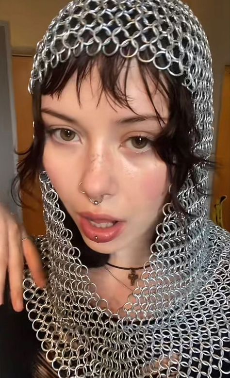 Joan Of Arc Fashion, Chain Mail Ren Faire, Joan Of Arc Outfit, Chain Mail Outfit, Joan Of Arc Cosplay, Alt Costume Ideas, Joan Of Arc Aesthetic, Chain Mail Dress, Knight Core