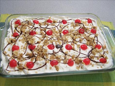 Banana Split Delight from Food.com: A little different take on a very popular dessert. Cut small servings because this dessert is very rich. Low Carb Banana, Frozen Banana Recipes, Banana Split Pie, Banana Split Cake, Split Cake, Banana Split Dessert, Christmas Candies, Banana Cake Recipe, Popular Desserts