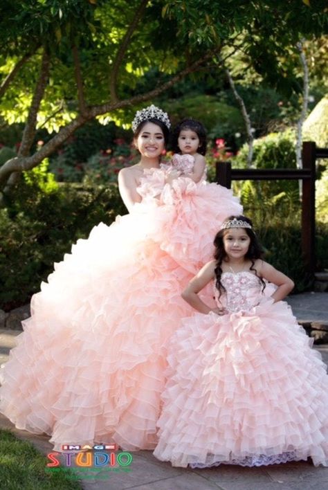 Mini Me Dresses Quinceanera, Quince Mini Me Dresses, Quinceanera Mini Me, Quince Mini Me, Mini Me Quinceanera, Quince Poses, Quince Pics, Quince Picture Ideas, Quinceañera Photoshoot Ideas