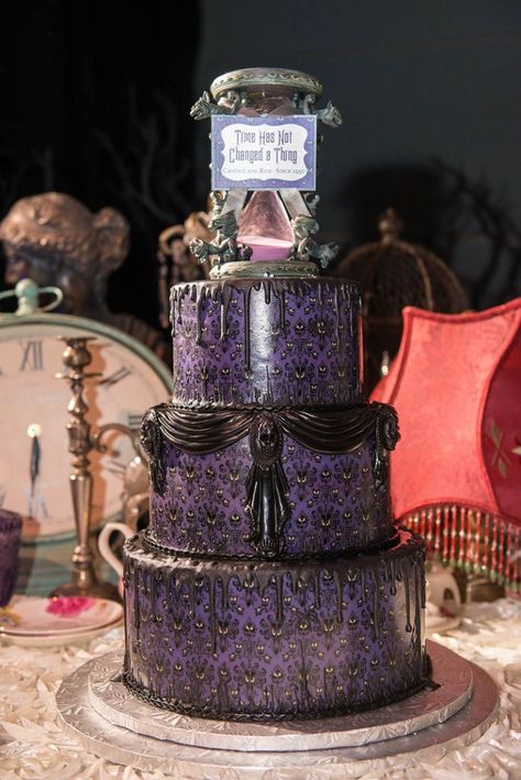 Haunted Mansion Wedding, Disney Wedding Ideas, Haunted Wedding, Haunted Mansion Disney, Spooky Cake, Christmas Wedding Cakes, Disney Cake, Disney World Wedding, Disney Wedding Cake